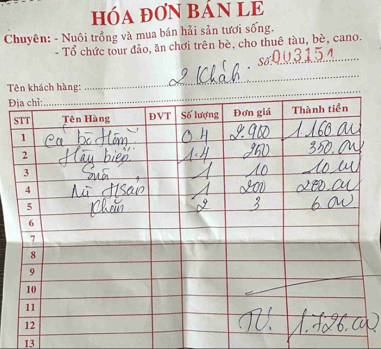 Hóa đơn du khách tố nhà hàng nổi bán cá bò hòm giá cao. Ảnh: T.A.H.