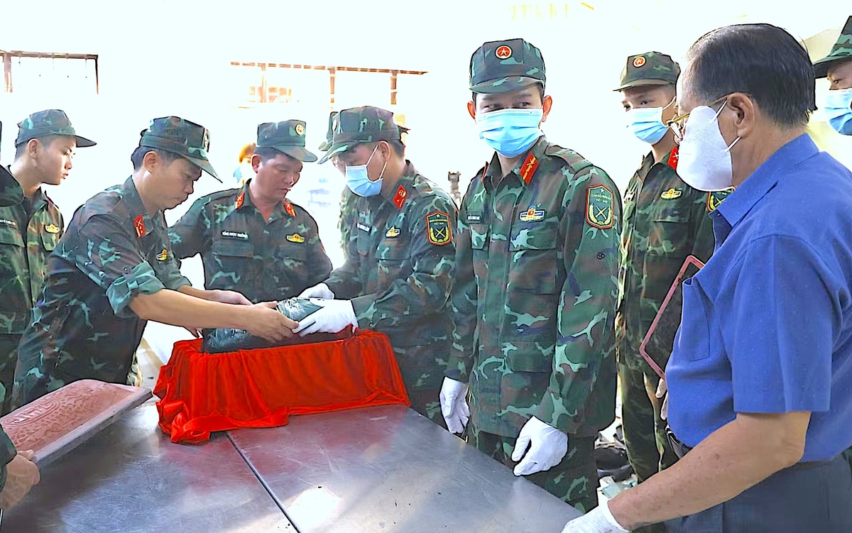 Ngày 10/7, lực lượng chức năng đã tìm được và quy tập thêm 13 bộ hài cốt liệt sĩ, nâng tổng số hài cốt tìm thấy lên 29 bộ sau 4 ngày tìm kiếm. Ảnh: Hồng Thủy. 