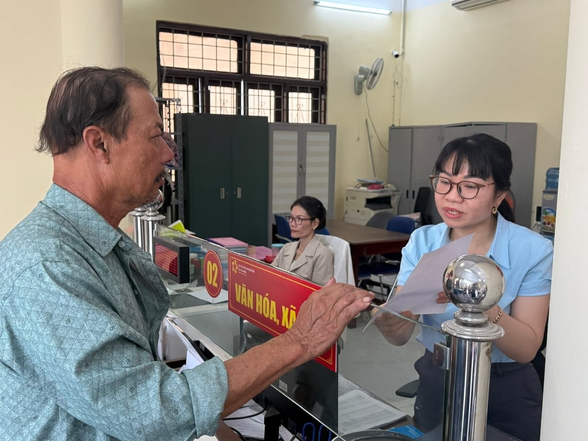 Người dân làm thủ tục hành chính tại Trung tâm phục vụ hành chính công cấp xã. Ảnh: Võ Hà.