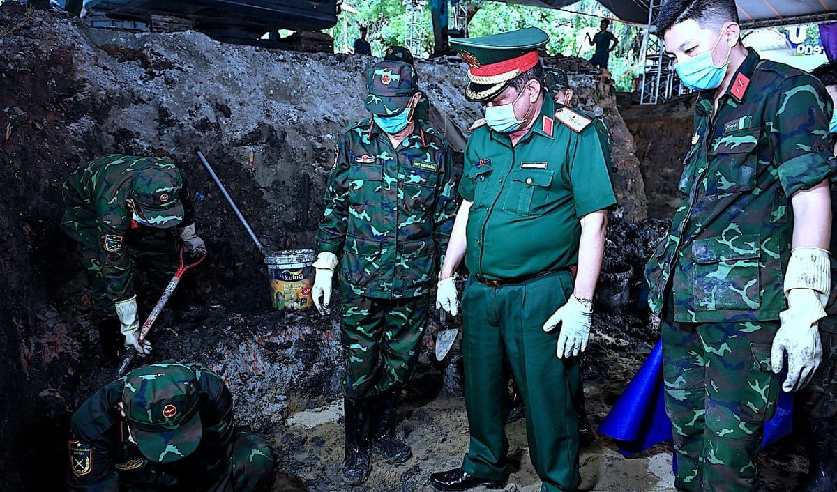Thiếu tướng Trần Chí Tâm, Phó Chính ủy Quân khu 7 cho biết: 'Riêng ngày hôm nay, lực lượng đã nỗ lực cất bốc được 13 bộ hài cốt. Trực tiếp xuống làm cùng anh em, nhìn thấy các phần hài cốt của đồng đội, tôi không cầm được nước mắt'. Ảnh: Hồng Thủy.