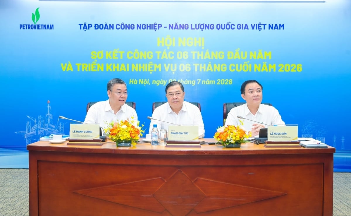 Phó Thủ tướng thường trực Phạm Gia Túc, Chủ tịch HĐTV Petrovietnam Lê Ngọc Sơn, Tổng Giám đốc Petrovietnam Lê Mạnh Cường chủ trì Hội nghị. Ảnh: Petrovietnam.