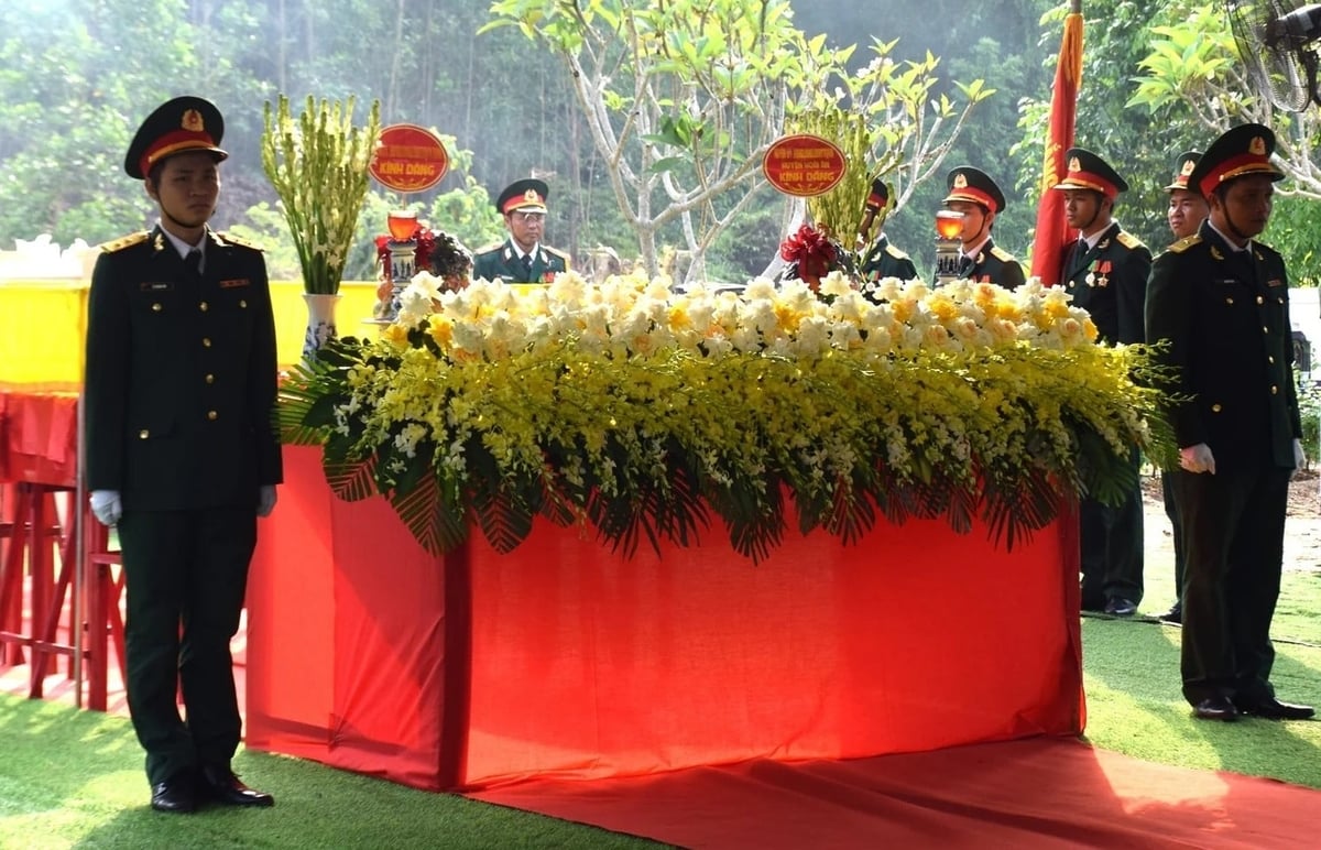 Lễ truy điệu, an táng hài cốt liệt sĩ trong địa đạo dưới đồi 174 tại Nghĩa trang Liệt sỹ Ân Mỹ (xã Ân Hảo, Gia Lai). Ảnh: V.Đ.T.