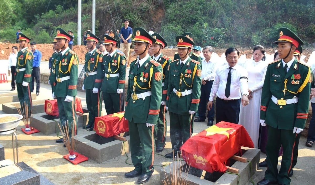 Lãnh đạo tỉnh Bình Định cũ (nay là tỉnh Gia Lai) dự lễ truy điệu, an táng hài cốt liệt sĩ trong địa đạo dưới đồi 174. Ảnh: V.Đ.T.
