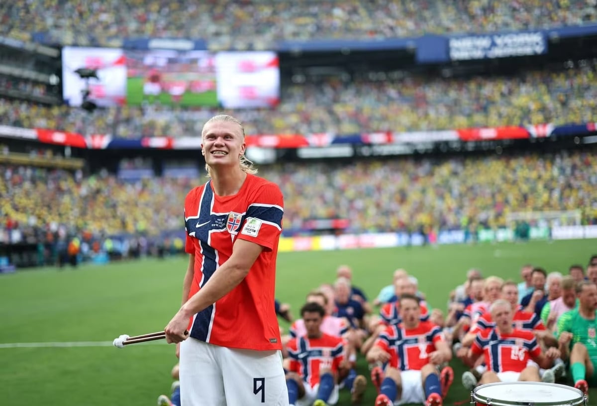 Haaland bắt nhịp cho toàn đội và cổ động viên Na Uy ăn mừng theo kiểu 'Viking Row'. Ảnh: FIFA.