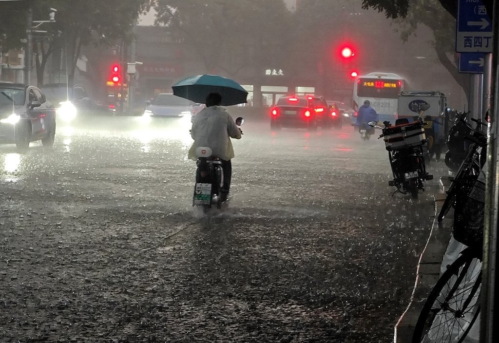 Trung tâm Khí tượng Quốc gia Trung Quốc ngày 10/7 đã phát đi ba cảnh báo thời tiết khi siêu bão Bavi áp sát bờ biển phía đông nước này, làm dấy lên lo ngại về gió mạnh, mưa xối xả và nguy cơ ngập lụt trên diện rộng. Ảnh: TheCBIJ