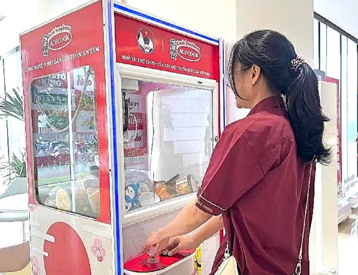 Khách hàng đến tham quan nhà máy Acecook Việt Nam có cơ hội trải nghiệm nhiều hoạt động thú vị. Ảnh: Acecook Việt Nam.
