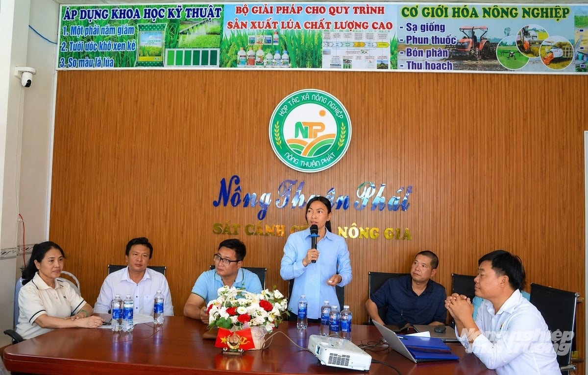 Bà Trần Thị Cẩm Tú, Phó Trưởng phòng Trồng trọt - Trung tâm Khuyến nông tỉnh An Giang phổ biến các chương trình hỗ trợ và quy trình kỹ thuật triển khai mô hình. Ảnh: Trung Chánh.