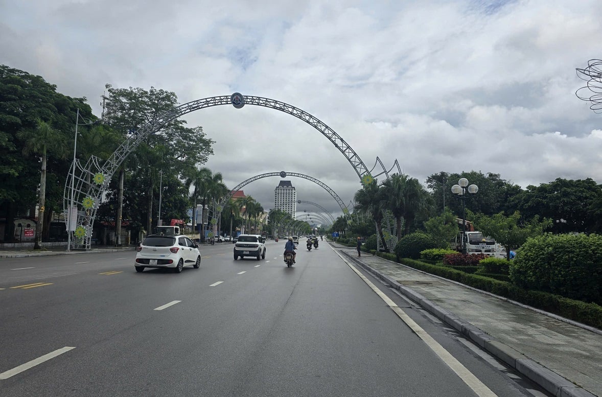 Phố đi bộ đêm trên đường Hùng Vương dự kiến khai trương ngày 11/7, kết hợp biểu diễn nghệ thuật, trải nghiệm văn hóa, quảng bá du lịch và sản phẩm OCOP. Ảnh: Hoàng Nghĩa.