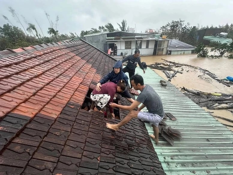 Phó Thủ tướng yêu cầu dứt khoát không để xảy ra tình trạng người dân phải lên nóc nhà kêu cứu trong mùa mưa lũ. Ảnh: Bùi Trang.