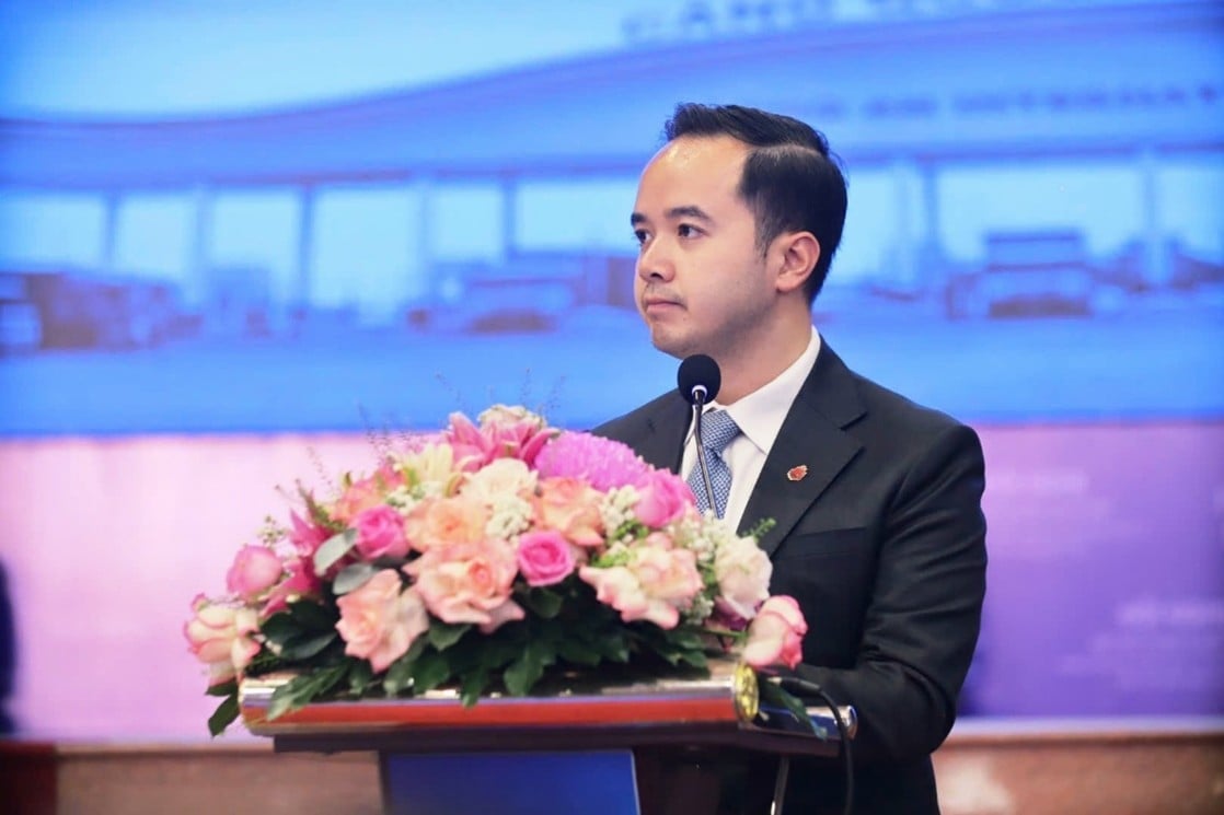 Ông Võ Quốc Huy, Chủ tịch HĐQT kiêm Tổng Giám đốc cảng quốc tế Long An chia sẻ sau khi cảng vinh dự đón nhận giải thưởng. Ảnh: Bích Liên.