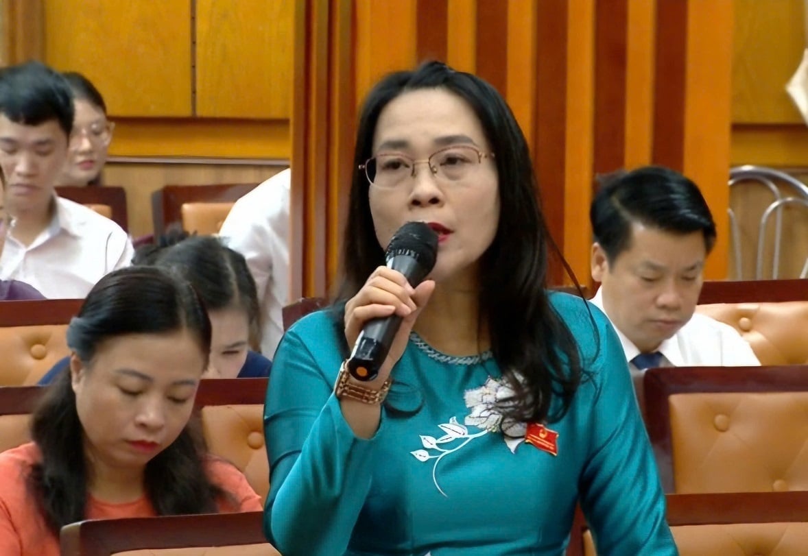 Đại biểu HĐND tỉnh Lạng Sơn Trần Thị Sơn Thùy chất vấn Phó Chủ tịch UBND tỉnh về giải ngân vốn chương trình mục tiêu quốc gia. Ảnh: Hoàng Nghĩa.
