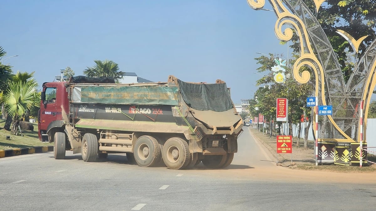 Xe tải chở đất phục vụ công tác san lấp tại Dự án Khu nhà ở cao cấp Vương Cường, phường Việt Trì, tỉnh Phú Thọ. Ảnh: Đức Hải. 