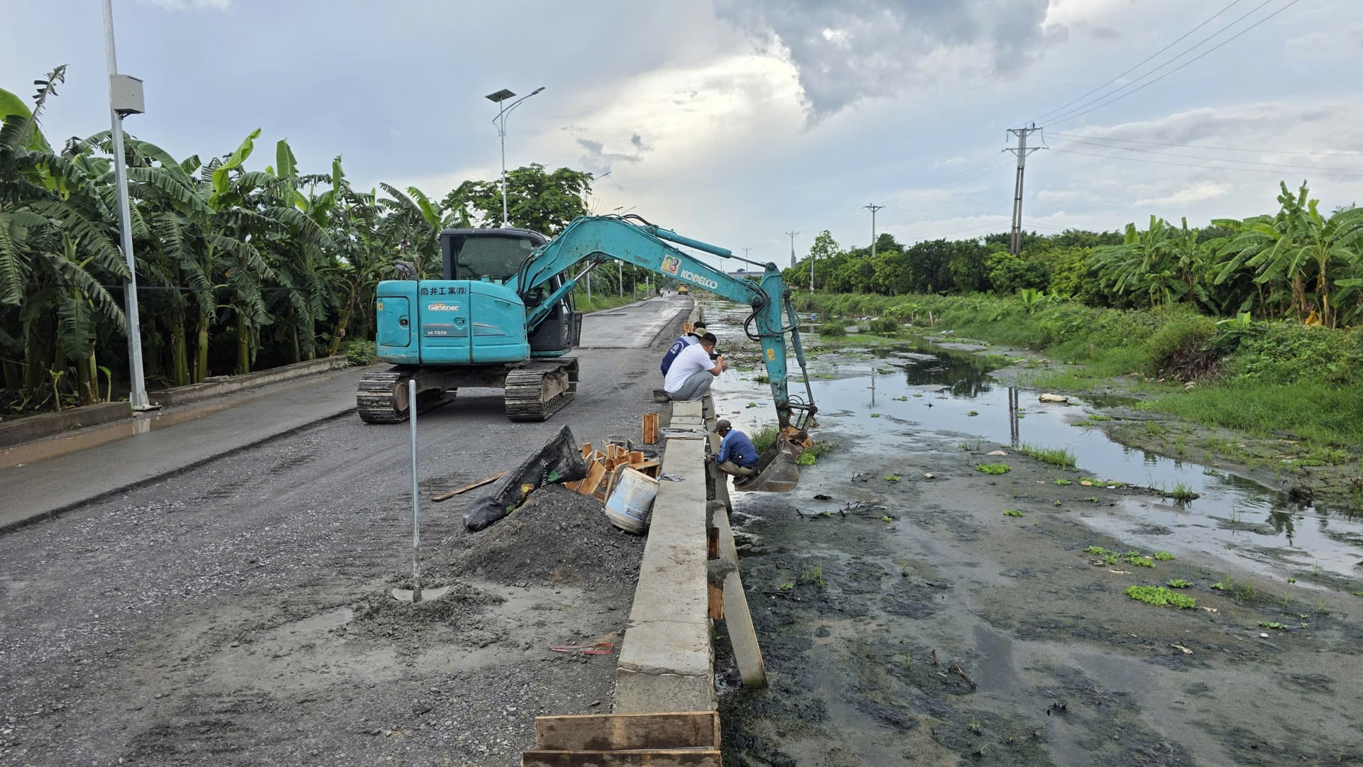Đơn vị thi công đang tiến hành khắc phục, sửa chữa đoạn kè bị sụt lún. Ảnh: Tú Thành.