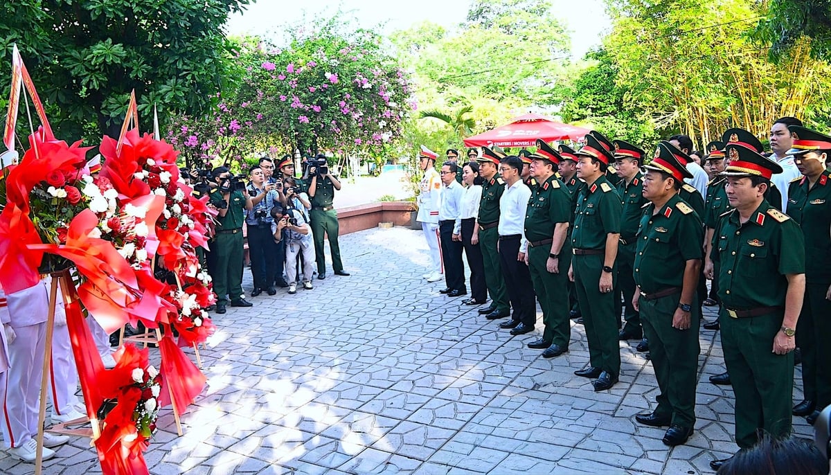 Đại tướng Nguyễn Trọng Nghĩa cùng đoàn công tác dâng hoa, dâng hương tại Nhà bia tưởng niệm các Anh hùng liệt sĩ. Ảnh: Hồng Thủy.