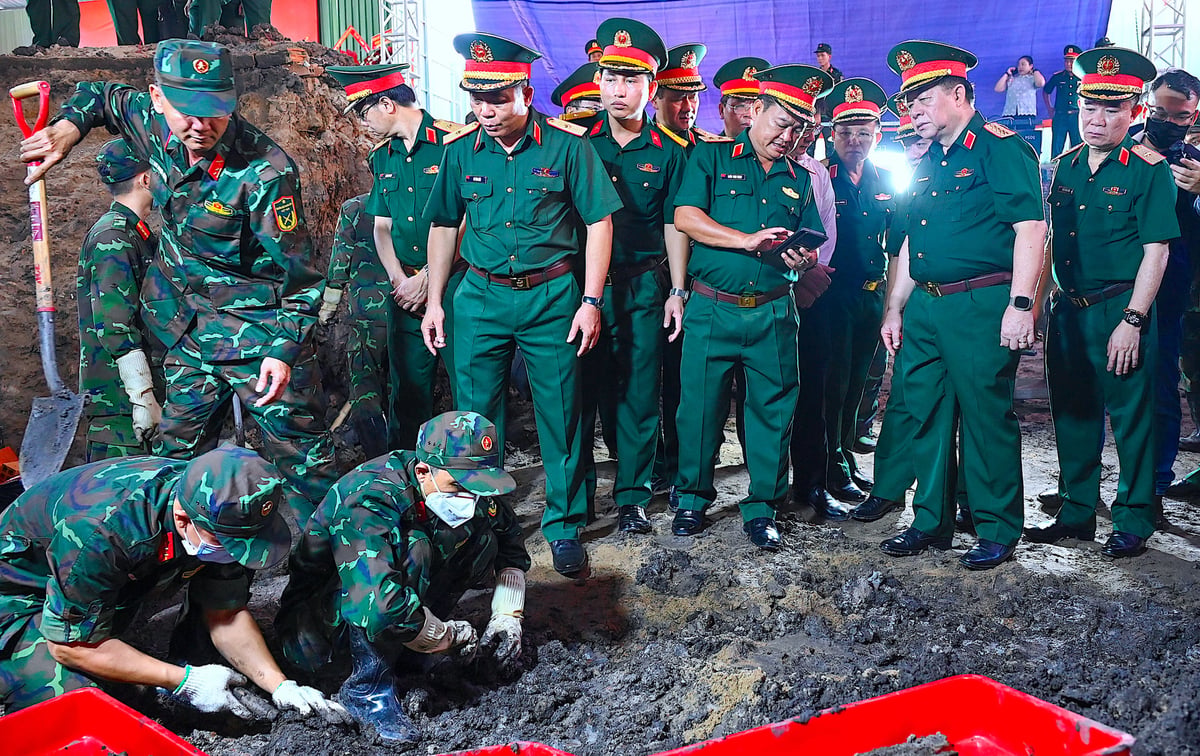 Đại tướng Nguyễn Trọng Nghĩa: 'Nhiệm vụ tìm kiếm, quy tập hài cốt liệt sĩ sắp tới còn rất gian nan. Nhưng đây là trách nhiệm mà chúng ta phải thực hiện bằng cả trái tim của người lính'. Ảnh: Tuấn Vũ.