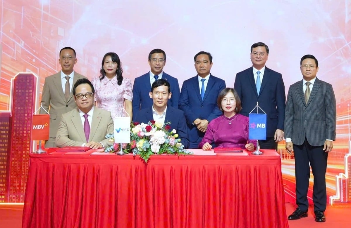 Lễ ký kết thỏa thuận hợp tác chiến lược giữa các bên VIFC - MB - MBV. Ảnh: MB.