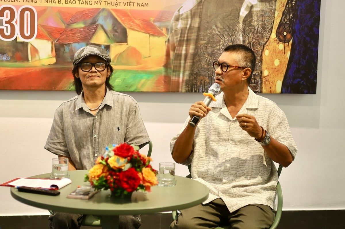 Họa sĩ Đào Hải Phong chia sẻ về quan niệm màu sắc của chính bản thân mình. Ảnh: Thanh Ngọc.