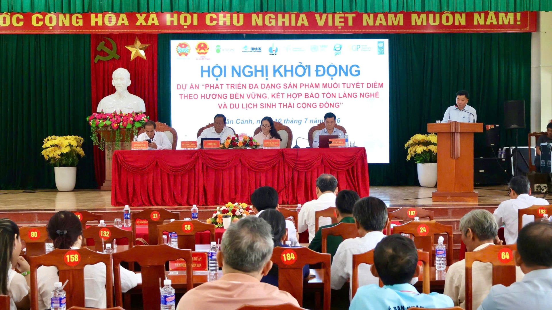 Toàn cảnh Hội nghị khởi động Dự án hỗ trợ kỹ thuật 'Phát triển đa dạng sản phẩm muối Tuyết Diêm theo hướng bền vững, kết hợp bảo tồn làng nghề và du lịch sinh thái cộng đồng'. Ảnh: Hội Nông dân tỉnh Đắk Lắk.