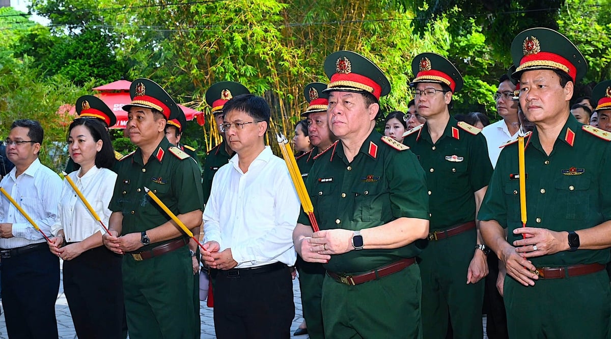 Đại tướng Nguyễn Trọng Nghĩa cùng đoàn công tác dâng hoa, dâng hương tại Nhà bia tưởng niệm các Anh hùng liệt sĩ. Ảnh: Hồng Thủy.
