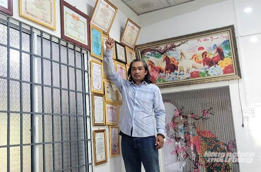 Với những đóng góp cho cộng đồng, anh Hòa đã được các cấp chính quyền tặng nhiều giấy khen vì tích cực tham gia hoạt động thiện nguyện và phong trào 'Toàn dân đoàn kết xây dựng đời sống văn hóa ở khu dân cư'. Ảnh: Minh Đảm.