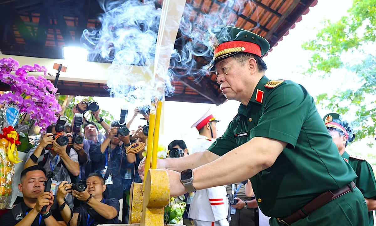 Đại tướng Nguyễn Trọng Nghĩa dâng hương tri ân các Anh hùng liệt sĩ. Ảnh: Hồng Thủy.