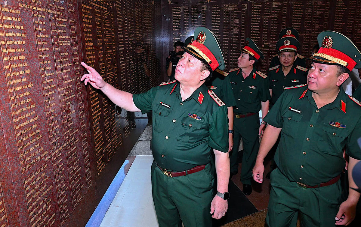 Đại tướng Nguyễn Trọng Nghĩa thăm nhà bia ghi danh liệt sĩ. Ảnh: Hồng Thủy.