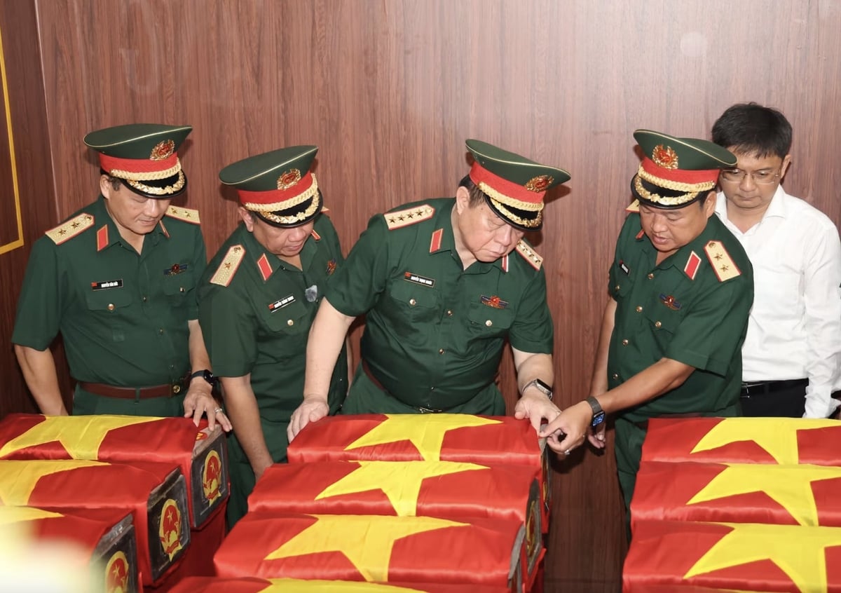 Đại tướng Nguyễn Trọng Nghĩa kiểm tra công tác bảo quản các hài cốt liệt sĩ đã được tìm kiếm, quy tập trong những ngày qua. Ảnh: Tuấn Vũ.