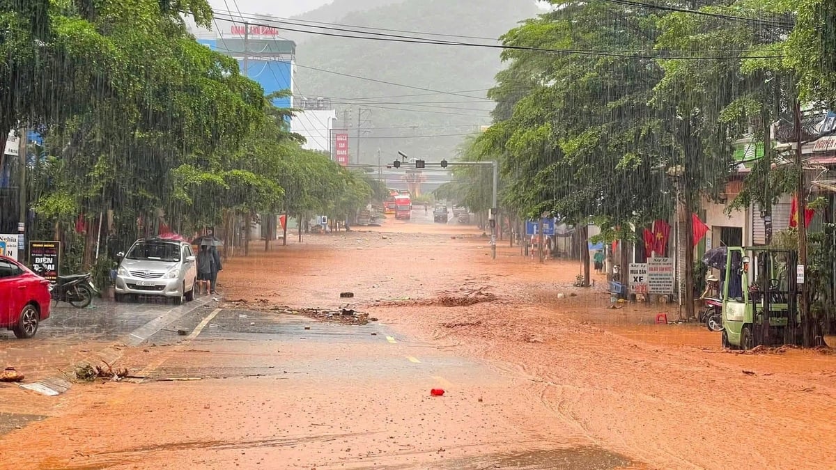 Sáng 11/7, lũ bùn tràn về sau mưa lớn khiến nhiều tuyến đường tại xã Mường La, tỉnh Sơn La ngập nặng. Ảnh: CACC.