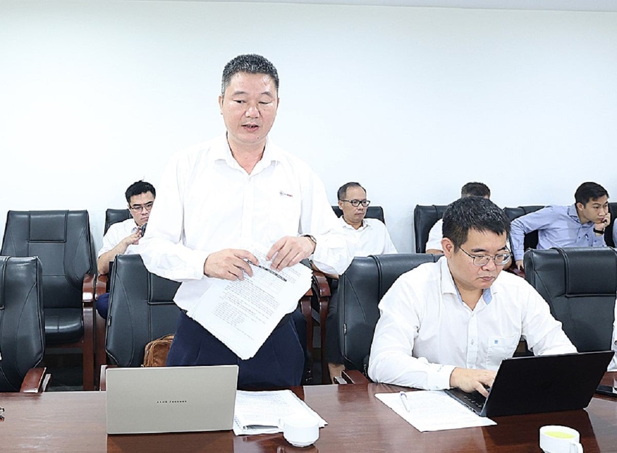 Ông Hoàng Xuân Khôi - quyền Tổng Giám đốc EVNNPT báo cáo tại buổi làm việc. Ảnh: EVNNPT.