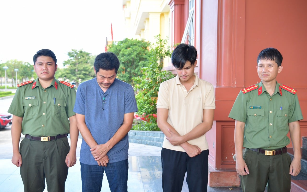 Đối tượng Nguyễn Phúc Ân (thứ 3 từ trái sang) và Dương Đăng Cường (thứ 2 từ trái sang). Ảnh: Q.V.