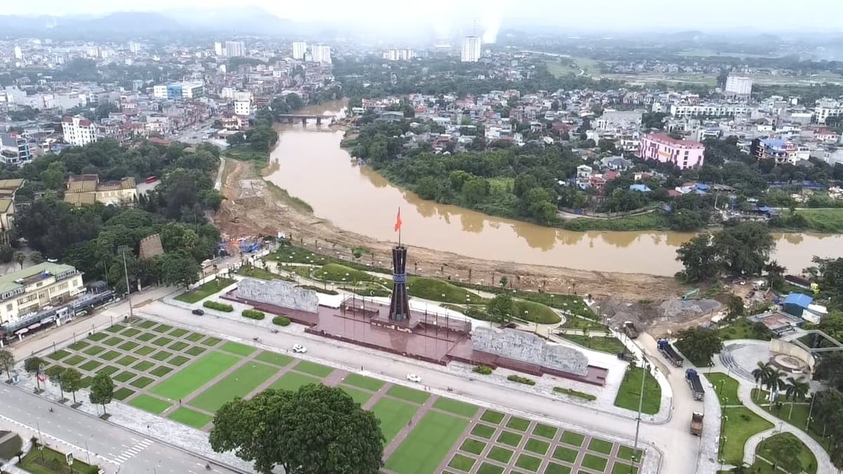 Dự án xây dựng tuyến đê Hữu Cầu đoạn từ cầu Cao Ngạn đến đập Thác Huống có ý nghĩa rất quan trọng đối với công tác chống ngập lụt tại tỉnh Thái Nguyên. Ảnh: Quang Linh.