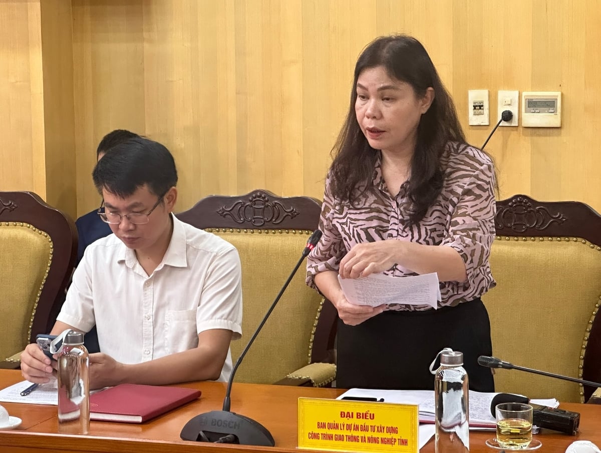 Bà Hà Thị Hiền, Phó Giám đốc Ban Quản lý dự án đầu tư xây dựng công trình giao thông và nông nghiệp tỉnh Thái Nguyên (đứng) cung cấp thông tin về dự án xây dựng tuyến đê Hữu Cầu. Ảnh: Quang Linh.