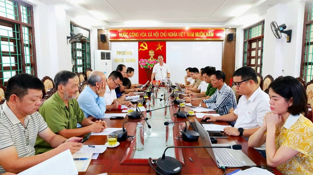 Lãnh đạo phường Vàng Danh làm việc với doanh nghiệp để giải quyết đơn khiếu nại và xử lý dứt điểm vi phạm hành chính về đất đai đối với Công ty TNHH thu gom, vận chuyển rác thải NQC. Ảnh: Mai Hương. 