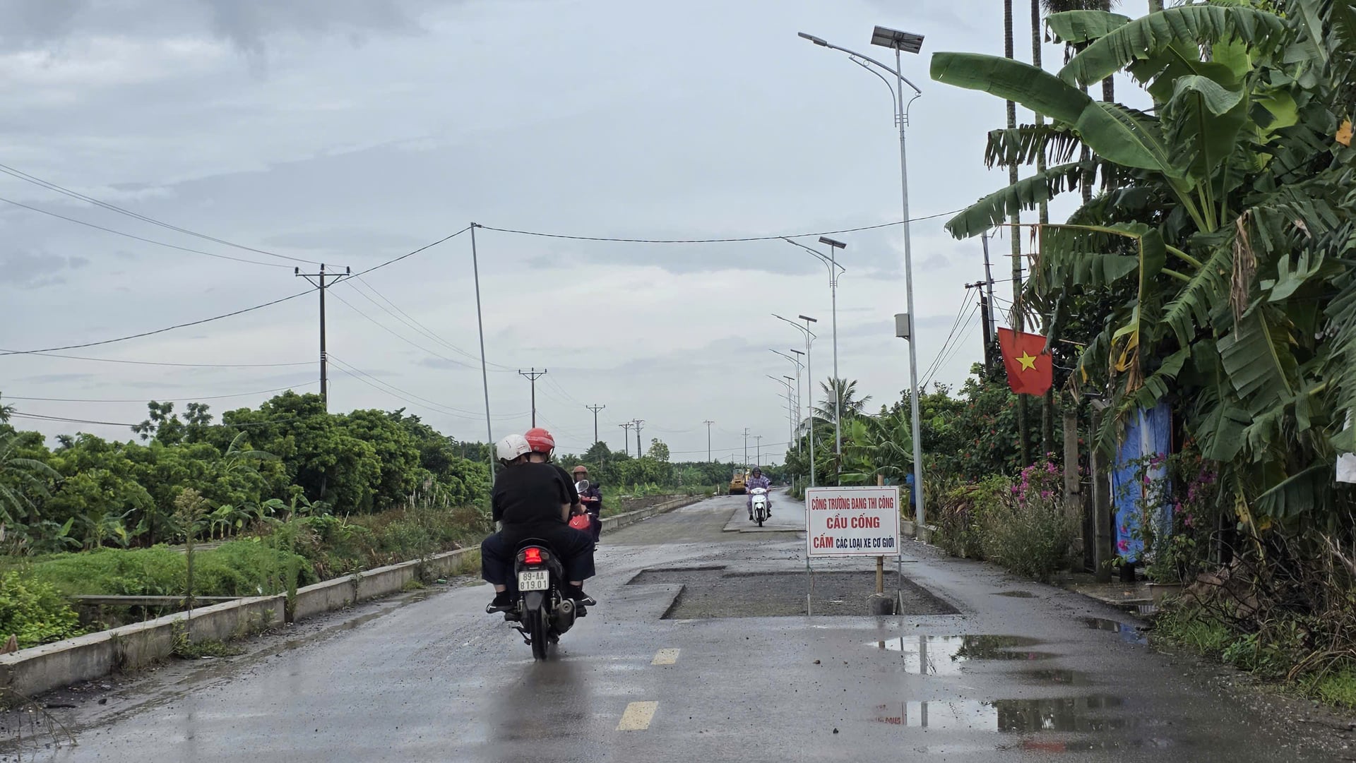 Nhiều điểm hư hỏng được đơn vị thi công khoanh cắt thành từng ô, tạo thành các hố vá cục bộ trên mặt đường. Ảnh: Tú Thành.