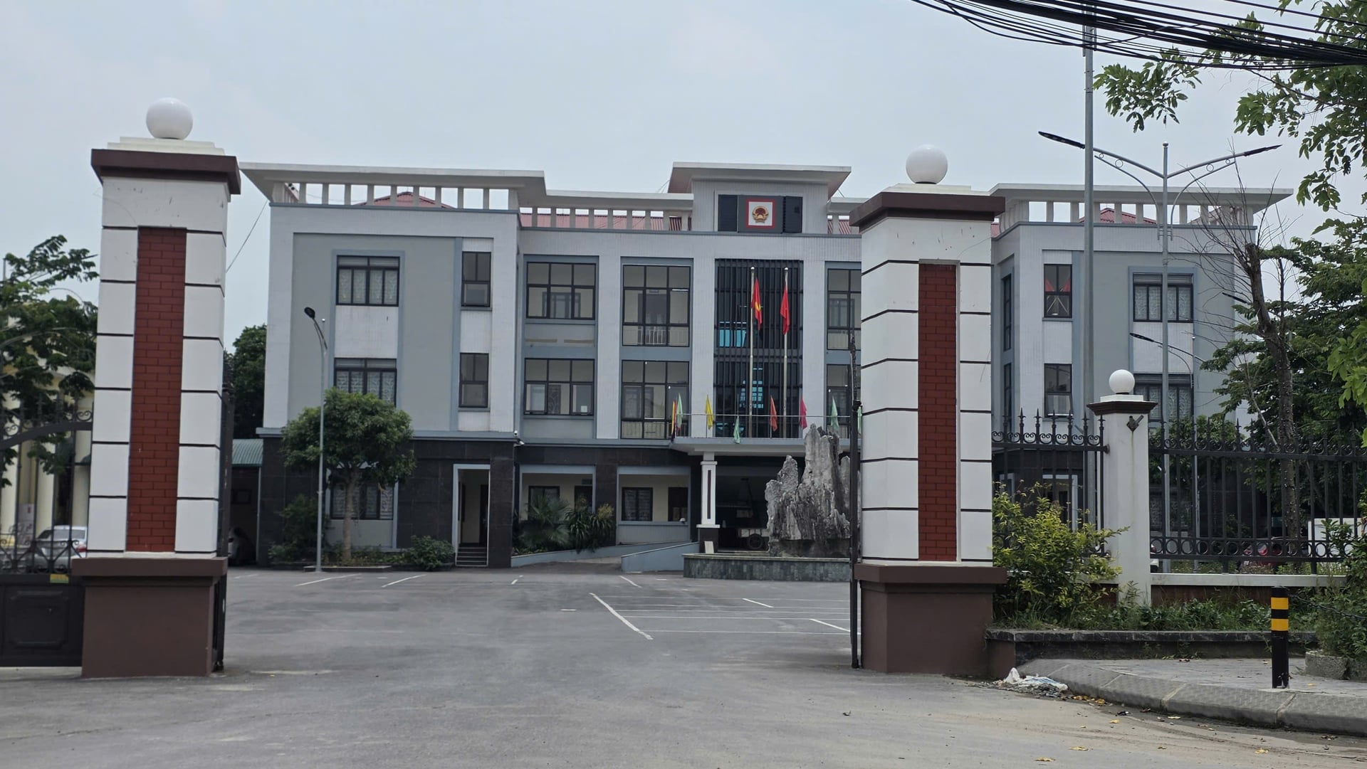 Trụ sở Ban Quản lý dự án đầu tư xây dựng xã Triệu Việt Vương, tỉnh Hưng Yên. Ảnh: Quán Dũng.