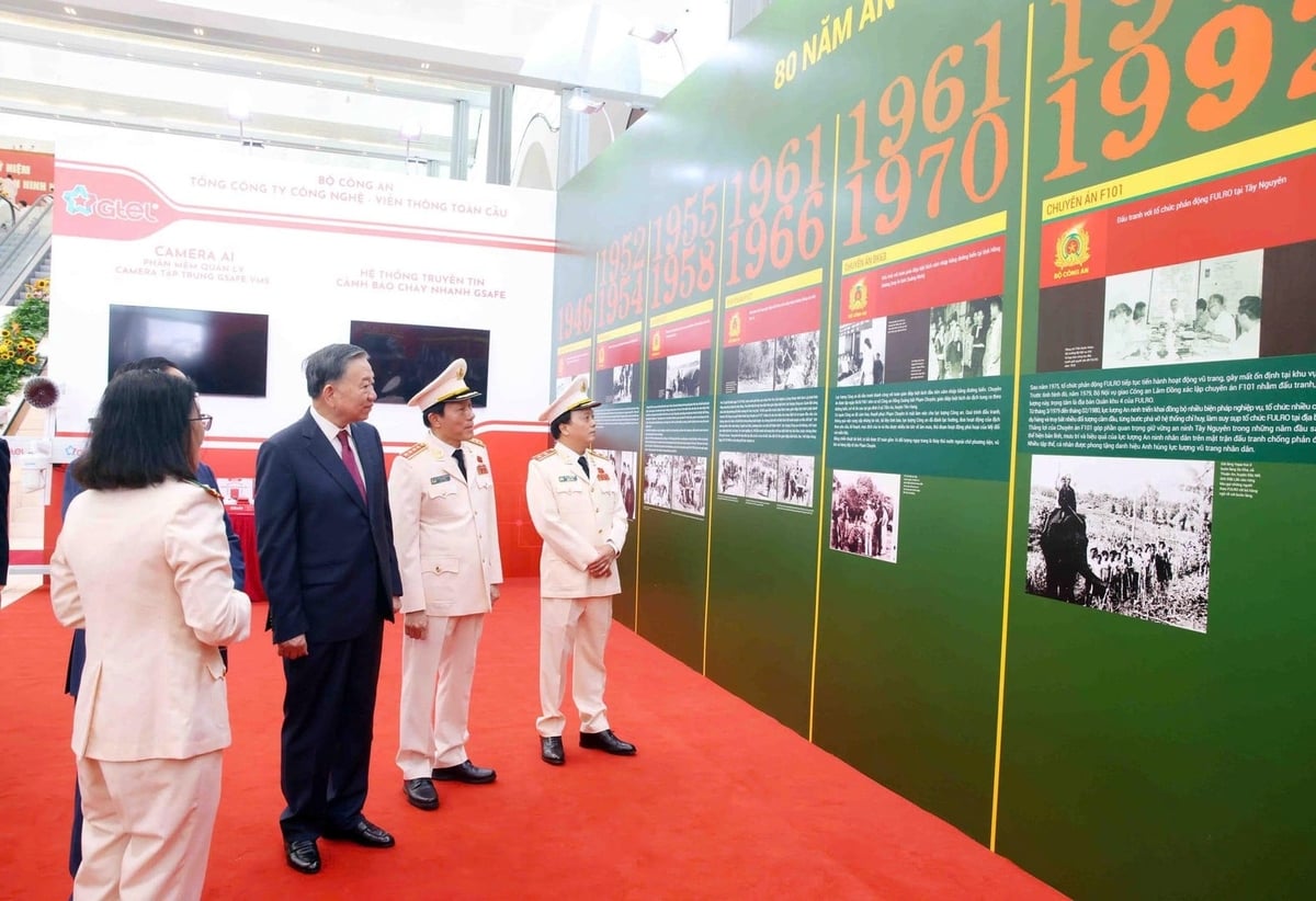 Tổng Bí thư, Chủ tịch nước Tô Lâm tham quan triển lãm '80 năm An ninh nhân dân - Lá chắn thầm lặng'. Ảnh: CAND.