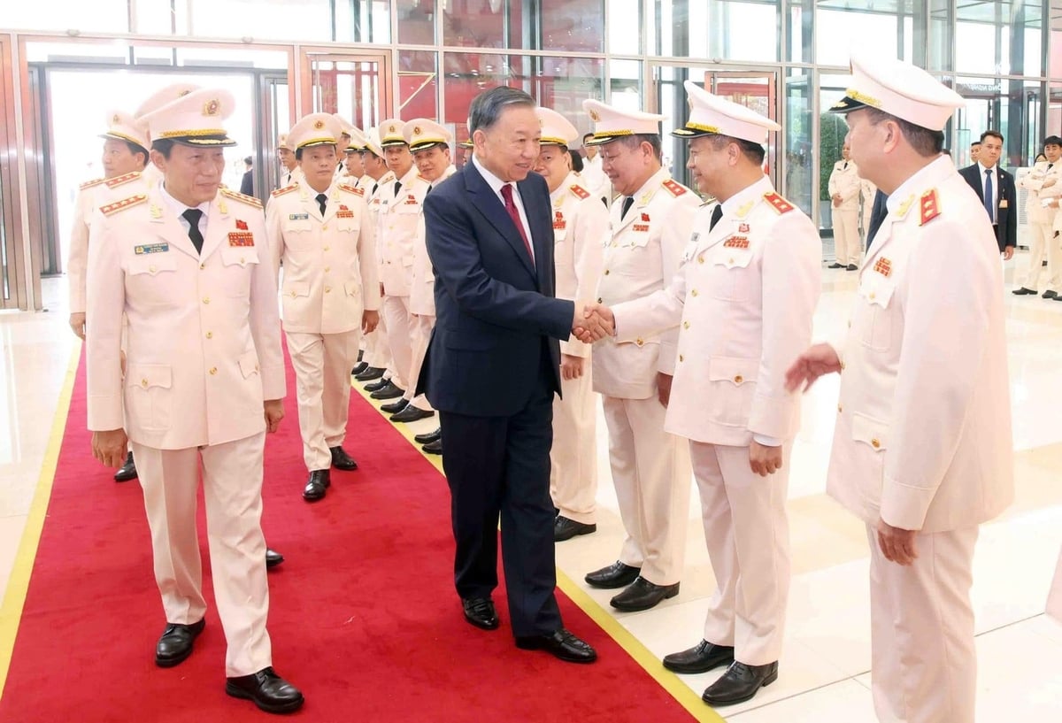 Tổng Bí thư, Chủ tịch nước Tô Lâm bắt tay các tướng lĩnh Công an nhân dân. Ảnh: CAND.