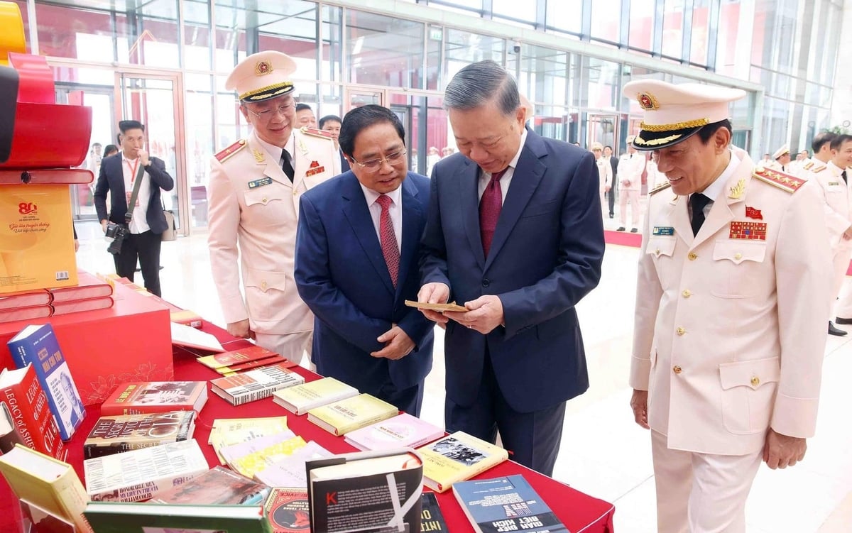 Tổng Bí thư, Chủ tịch nước Tô Lâm, nguyên Thủ tướng Chính phủ Phạm Minh Chính và các đại biểu tham quan triển lãm '80 năm An ninh nhân dân - Lá chắn thầm lặng'. Ảnh: CAND.