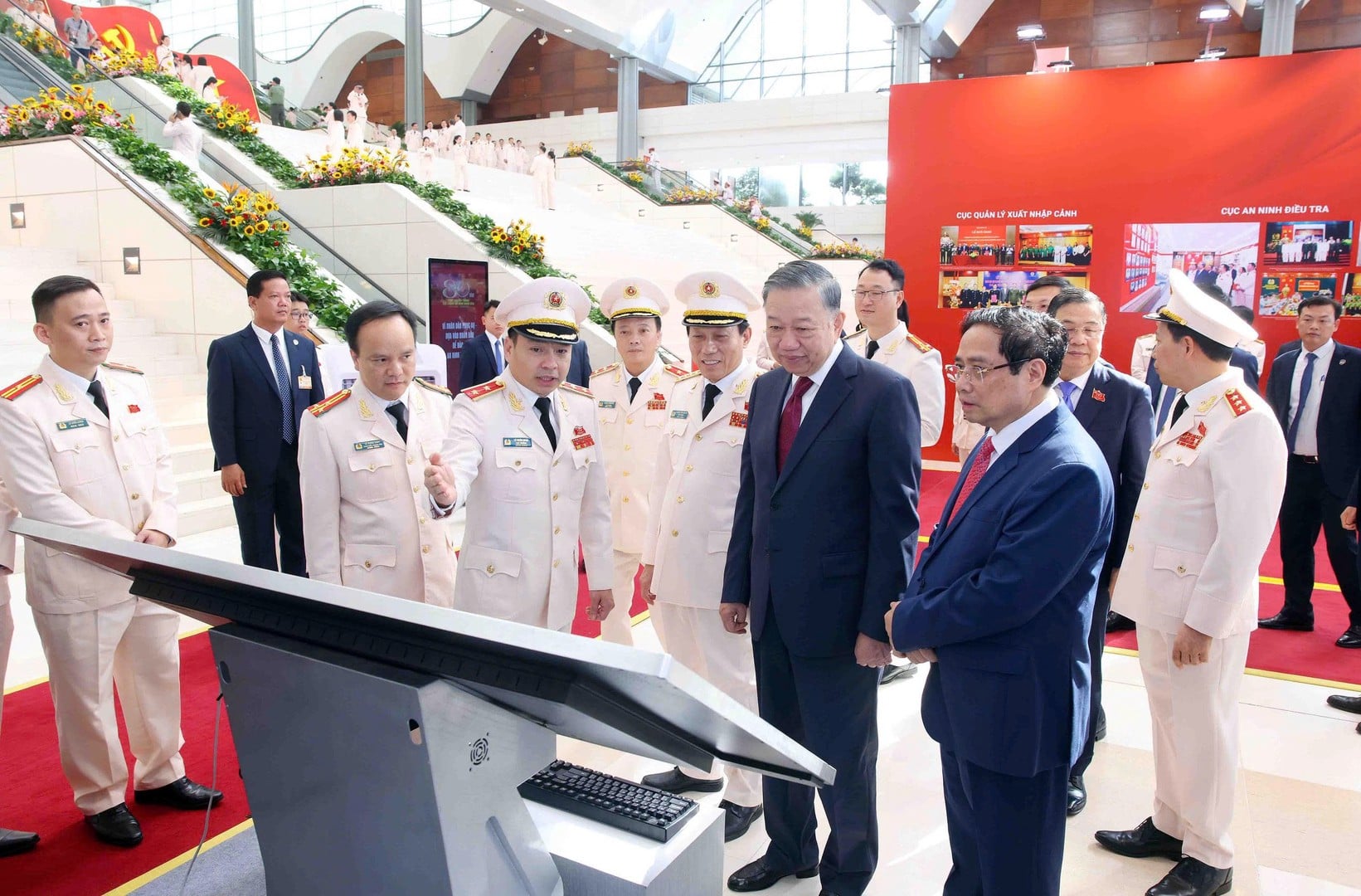 Tổng Bí thư, Chủ tịch nước Tô Lâm, nguyên Thủ tướng Chính phủ Phạm Minh Chính và các đại biểu tham quan triển lãm '80 năm An ninh nhân dân - Lá chắn thầm lặng'. Ảnh: CAND.