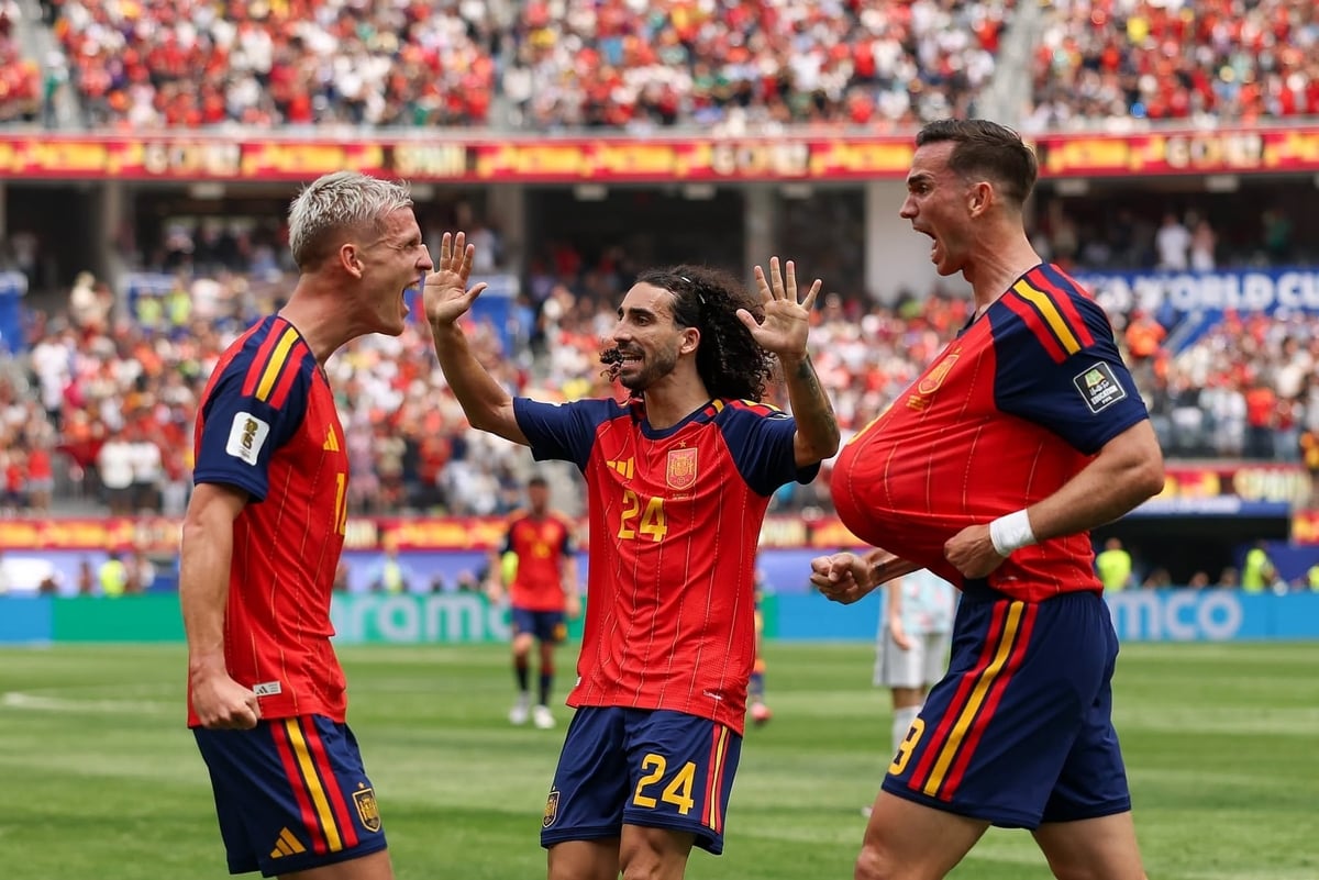 Các cầu thủ Tây Ban Nha ăn mừng bàn thắng mở tỷ số trong trận đấu với Bỉ. Ảnh: FIFA.