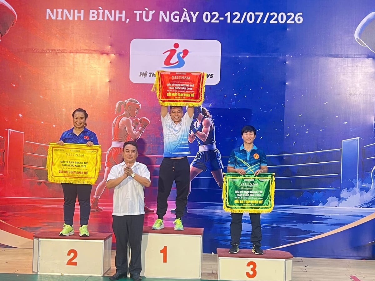 Trao giải toàn đoàn lứa tuổi 15-16 nữ tại giải. Ảnh: Nguyễn Như. 