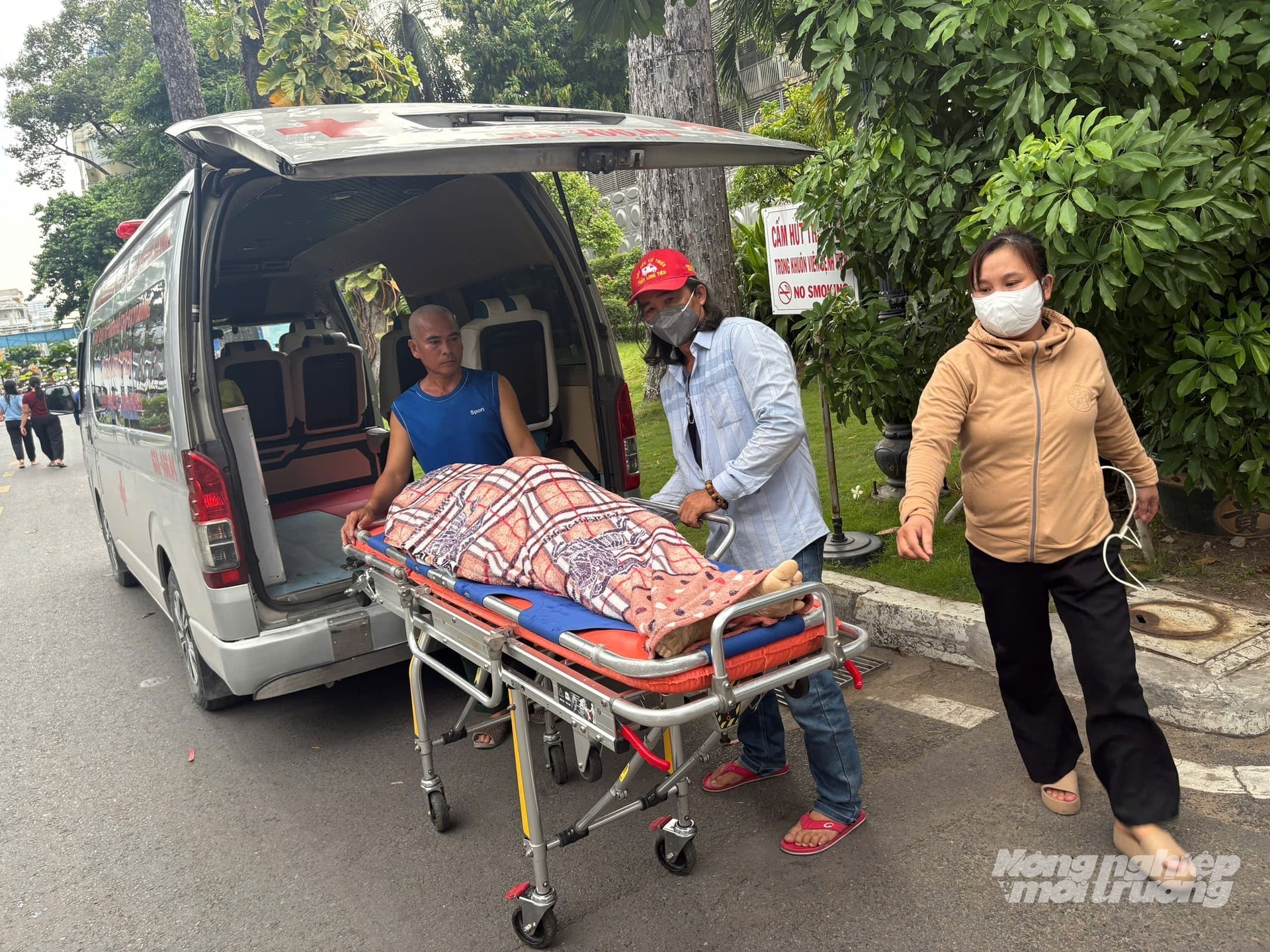 Anh Hòa hỗ trợ vận chuyển bệnh nhân cấp cứu. Ảnh: Nhân vật cung cấp.
