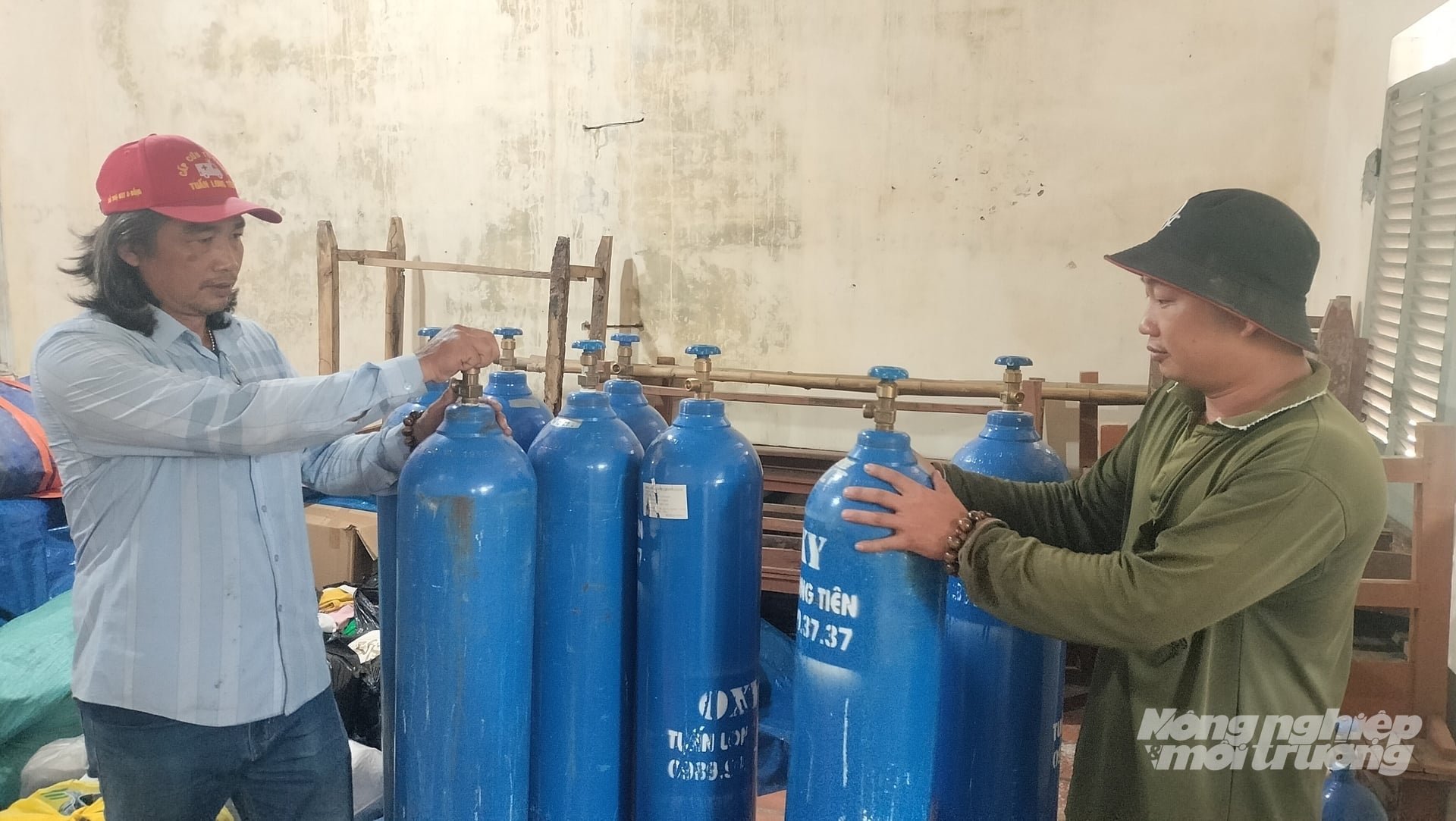 Anh Phạm Nhật Mỹ đồng hành cùng anh Lê Hữu Hòa trong các chuyến xe cấp cứu và vận chuyển bình oxy miễn phí. Ảnh: Minh Đảm.