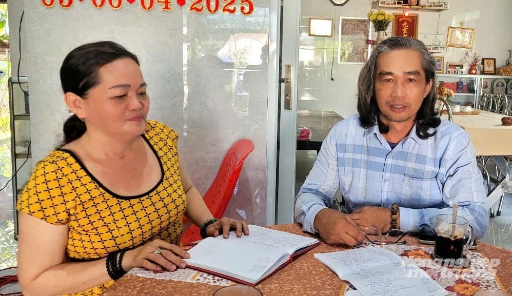 Anh Lê Hữu Hòa và vợ chia sẻ với chúng tôi các khoản đóng góp của mạnh thường quân trong hoạt động thiện nguyện của nhóm. Ảnh: Minh Đảm.