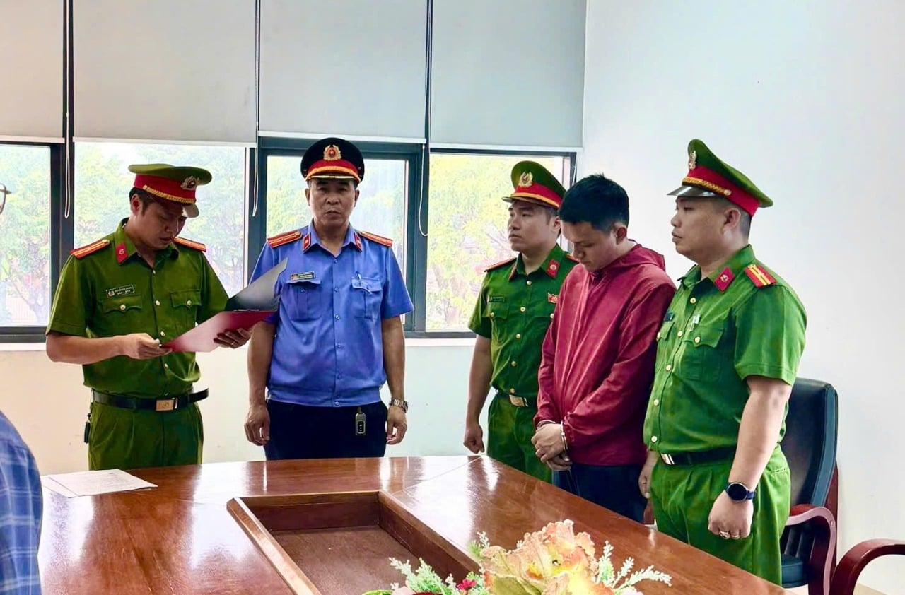 Cơ quan Cảnh sát điều tra Công an tỉnh Quảng Trị tổng đạt quyết định bắt bị can để tạm giam đối với Lê Văn Thành. Ảnh: T. T.