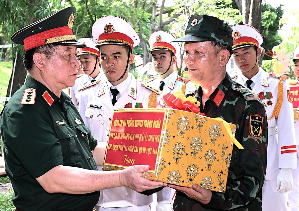 Đại tướng Nguyễn Trọng Nghĩa tặng quà động viên lực lượng thực hiện nhiệm vụ tìm kiếm hài cốt liệt sĩ tại công viên Lê Thị Riêng những ngày qua. Ảnh: Việt Dũng.
