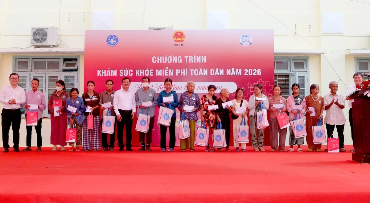 Trao quà cho các gia đình khó khăn. Ảnh: B.V.