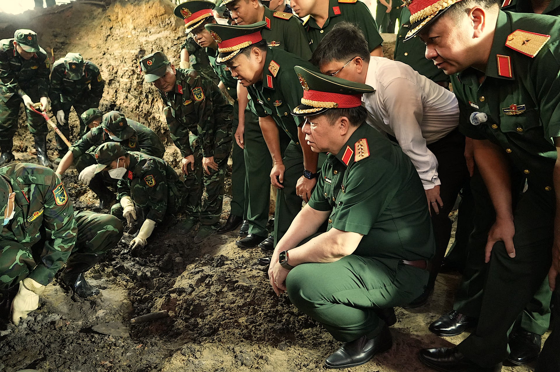 Đại tướng Nguyễn Trọng Nghĩa, Chủ nhiệm Tổng cục Chính trị Quân đội nhân dân Việt Nam đến kiểm tra, đôn đốc công tác tìm kiếm, quy tập hài cốt liệt sĩ tại công viên Lê Thị Riêng sáng 11/7. Ảnh: Hồng Thủy.