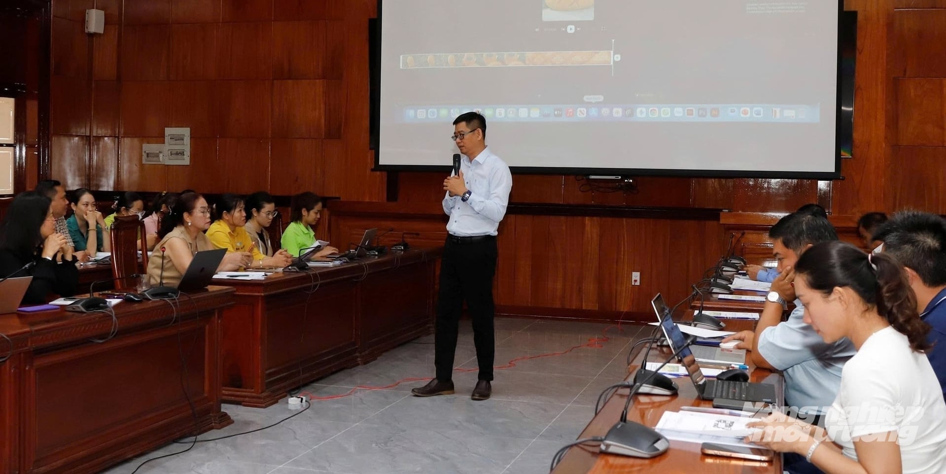 Đại biểu tham gia khảo sát nhanh về mức độ ứng dụng AI trong hoạt động sản xuất, kinh doanh. Ảnh: Minh Đảm.