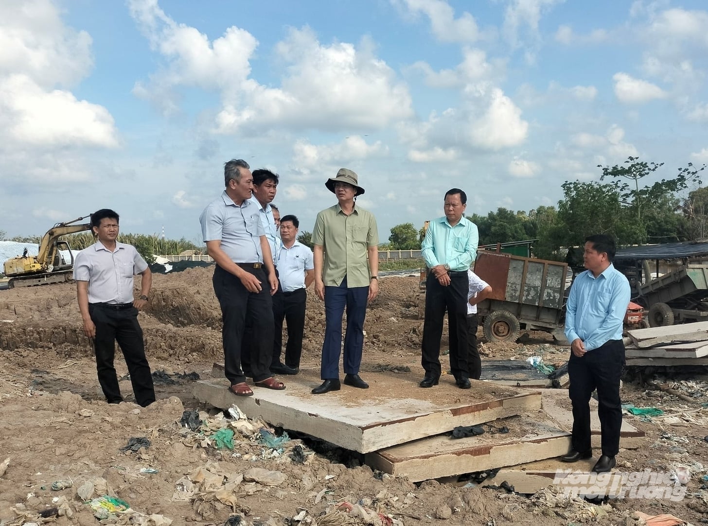 Ông Trần Trí Quang (giữa), Chủ tịch UBND tỉnh Vĩnh Long kiểm tra hoạt động của bãi rác An Hiệp (xã An Hiệp). Ảnh: Minh Đảm.